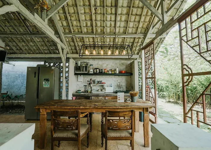 Wooden House Near Bali Zoo Sukawati